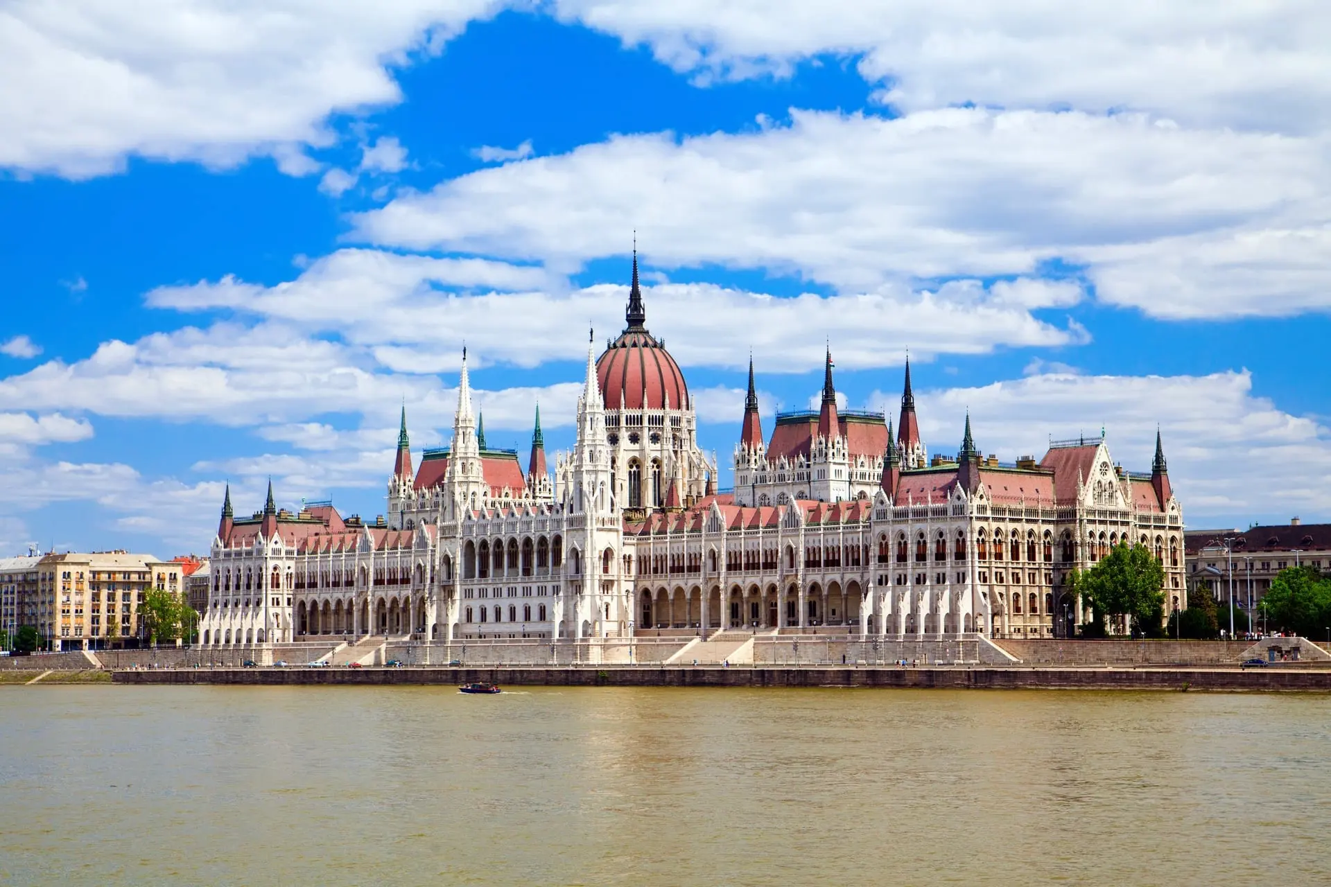 Parlamento de Budapest al atardecer a orillas del Danubio